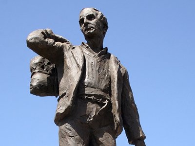 Escultura al Emigrante Bartolino